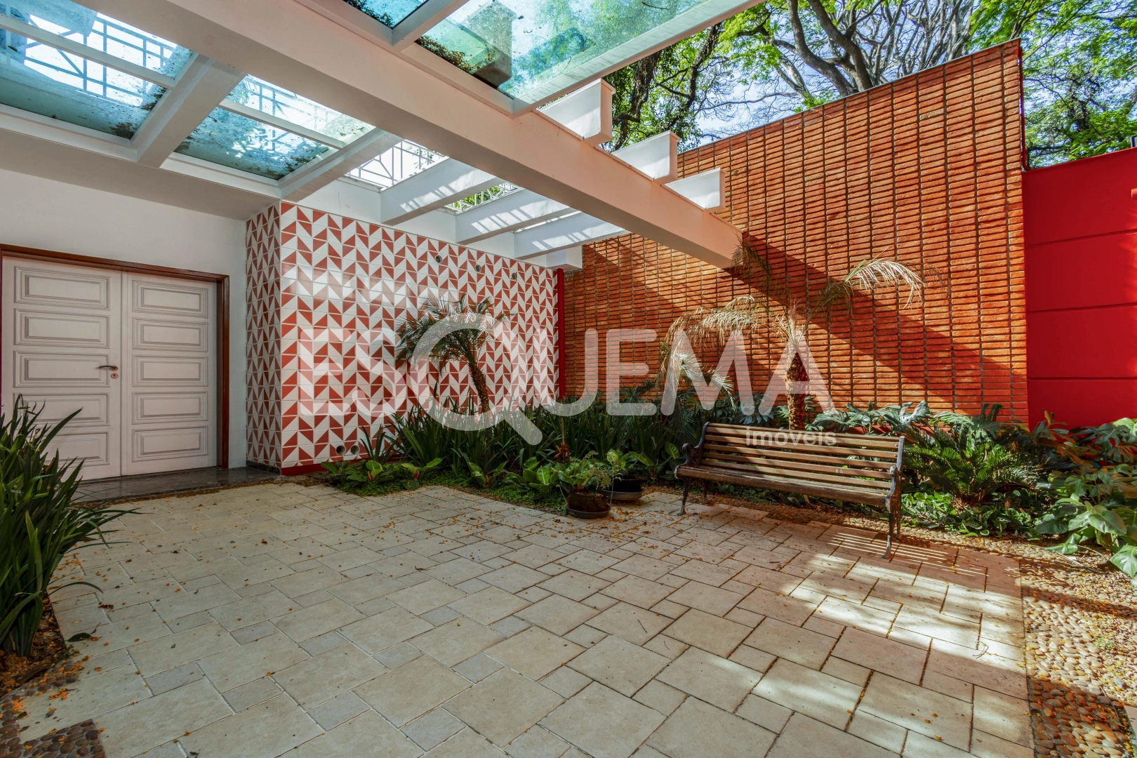 Casa reformada cercada por verde na Vila Nova Conceição - Imagem 10