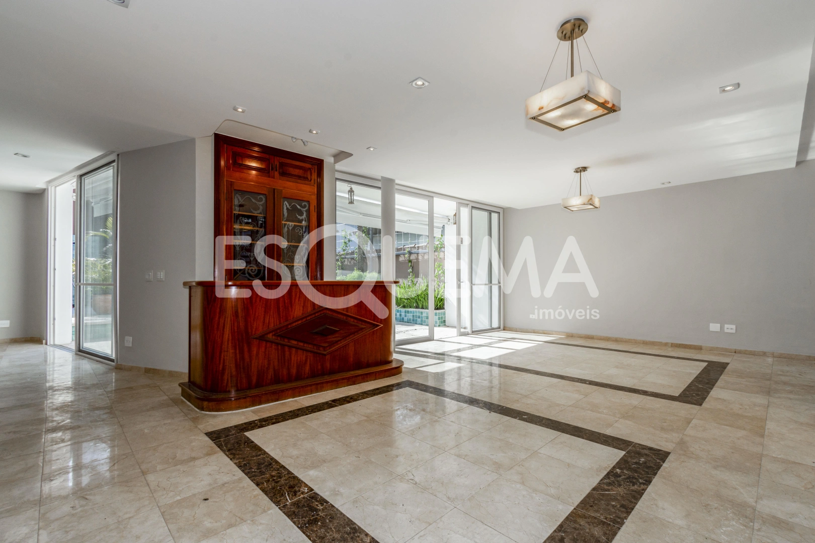 Casa reformada cercada por verde na Vila Nova Conceição - Imagem 13