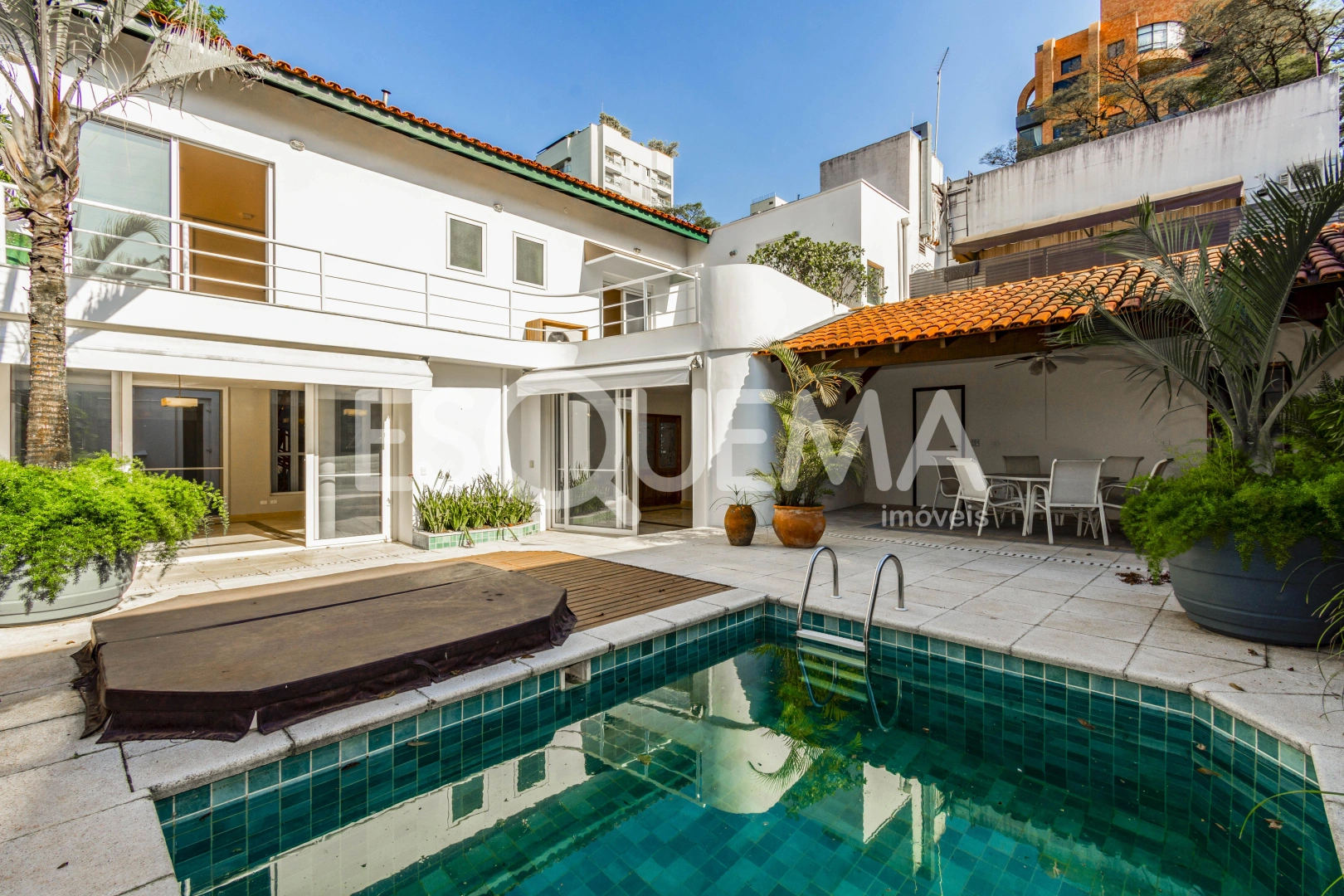 Casa reformada cercada por verde na Vila Nova Conceição - Imagem 1