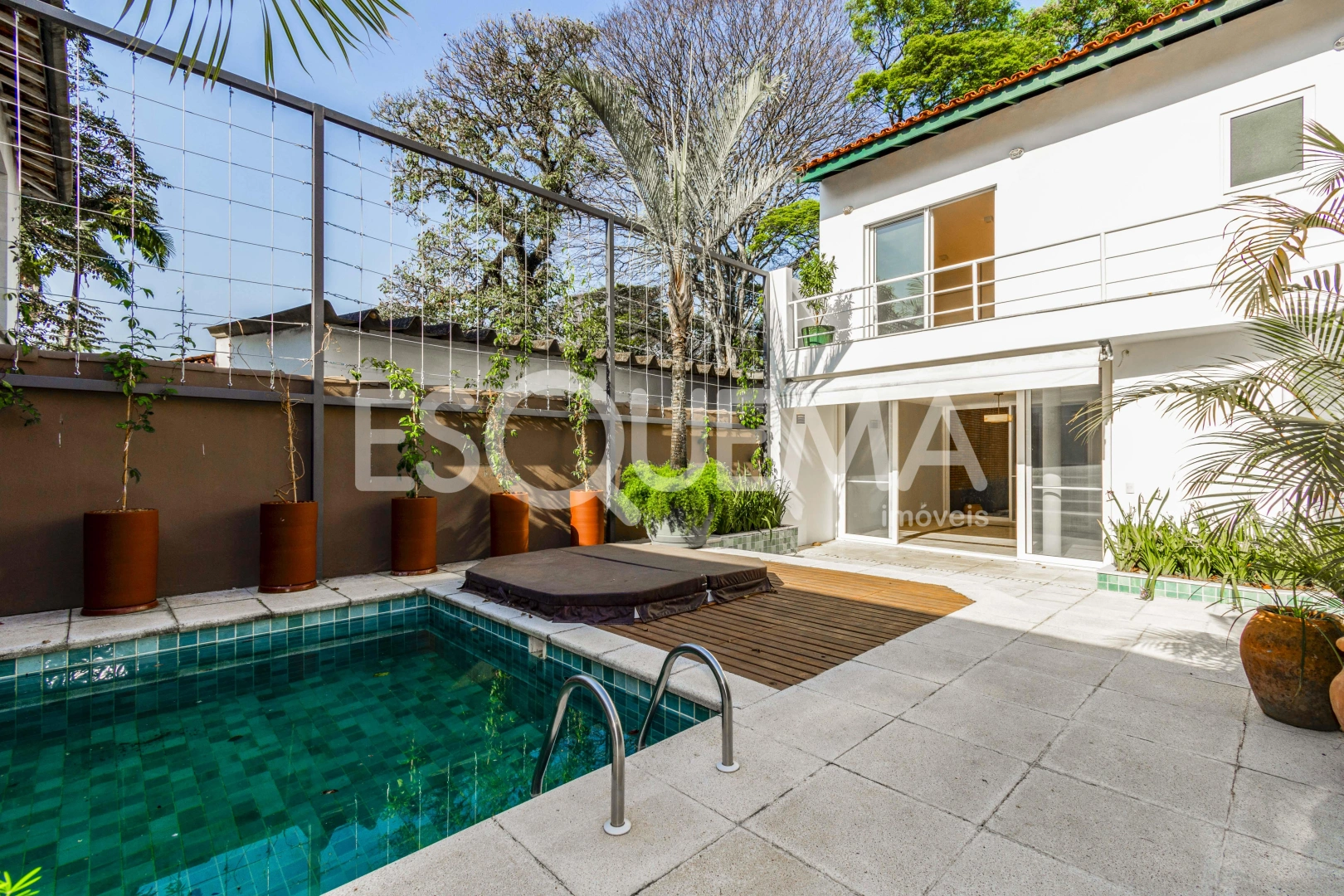 Casa reformada cercada por verde na Vila Nova Conceição - Imagem 2
