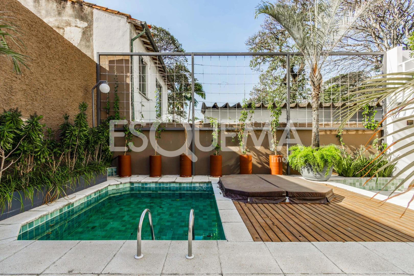 Casa reformada cercada por verde na Vila Nova Conceição - Imagem 3