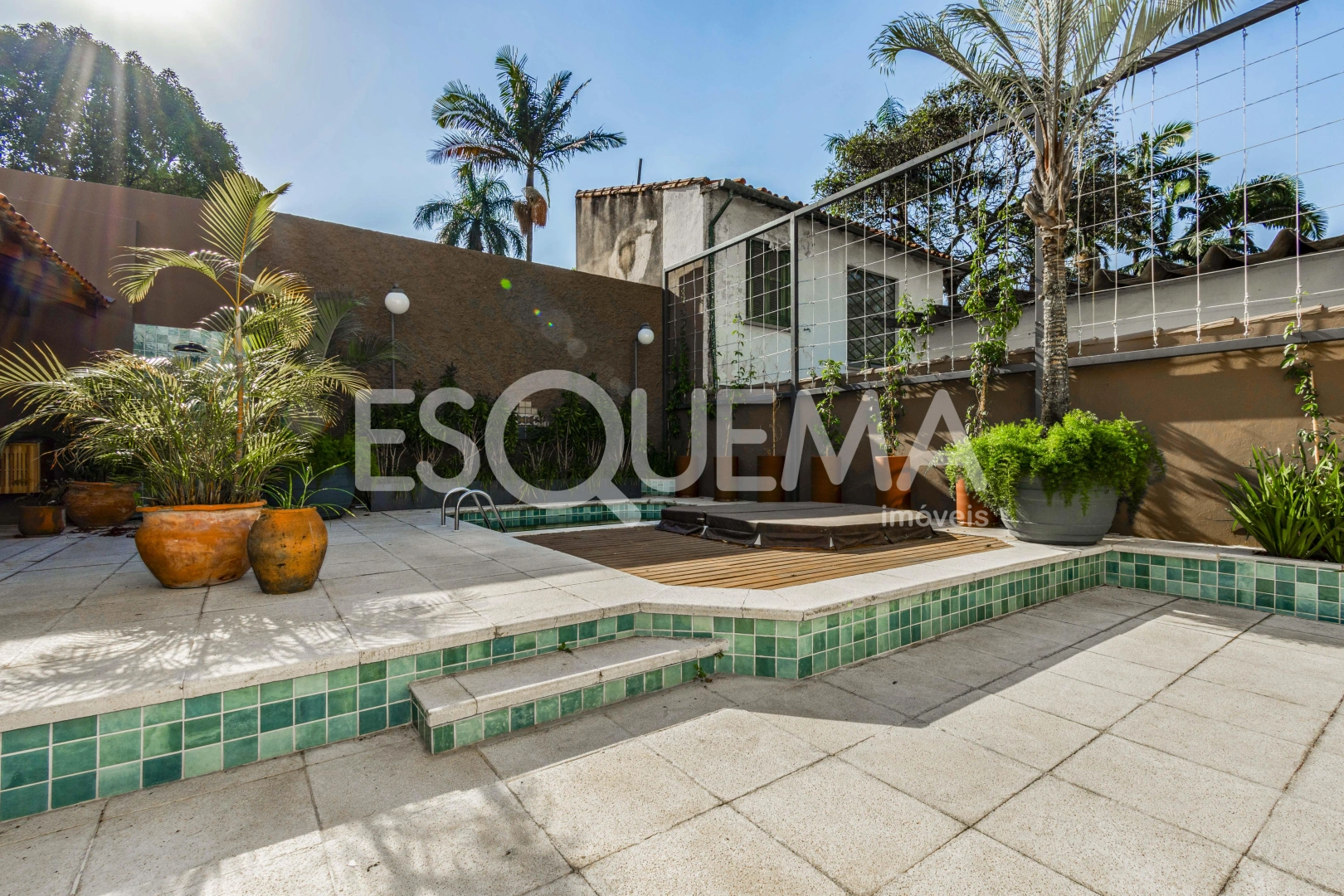 Casa reformada cercada por verde na Vila Nova Conceição - Imagem 4