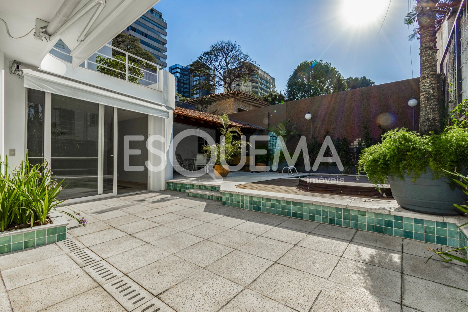 Casa reformada cercada por verde na Vila Nova Conceição - Imagem 5