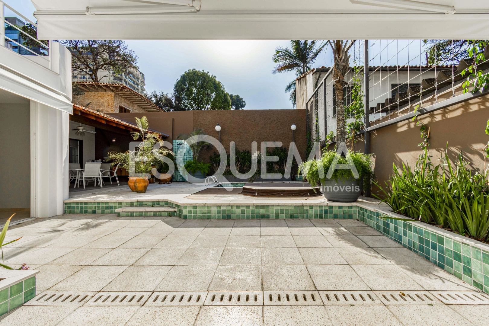 Casa reformada cercada por verde na Vila Nova Conceição - Imagem 6