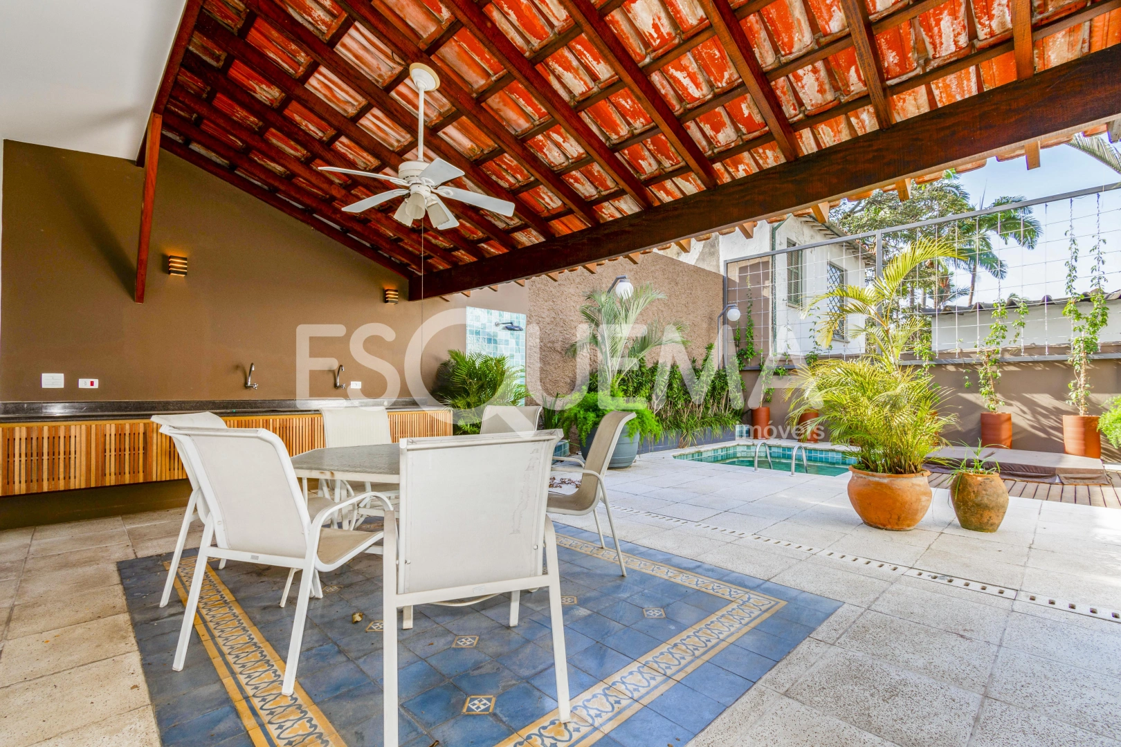 Casa reformada cercada por verde na Vila Nova Conceição - Imagem 7