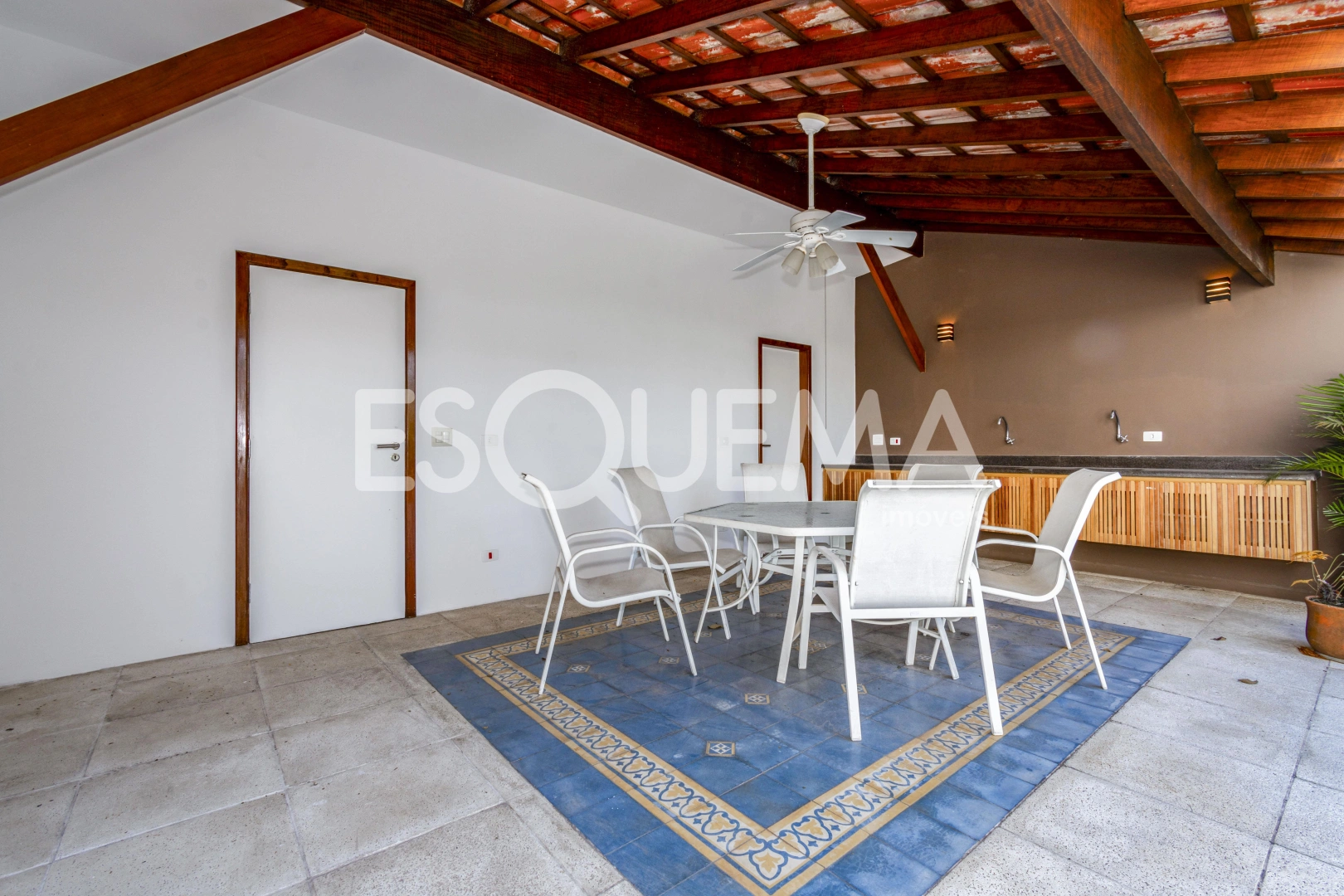 Casa reformada cercada por verde na Vila Nova Conceição - Imagem 8