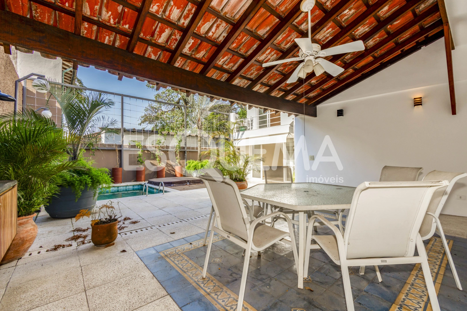 Casa reformada cercada por verde na Vila Nova Conceição - Imagem 9