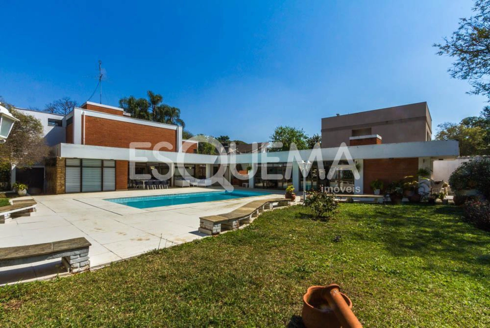 Casa em terreno amplo - Imagem 1