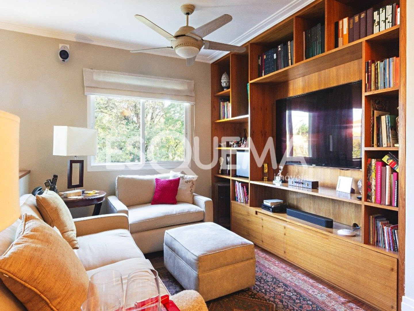 Casa com arquitetura atemporal, em rua tranquila e arborizada - Imagem 13