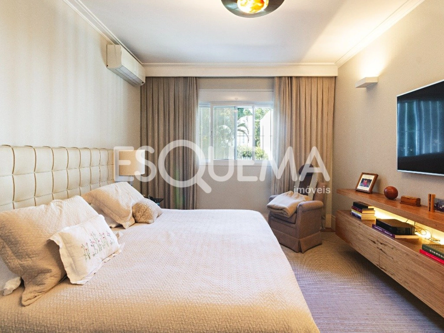 Casa com arquitetura atemporal, em rua tranquila e arborizada - Imagem 14