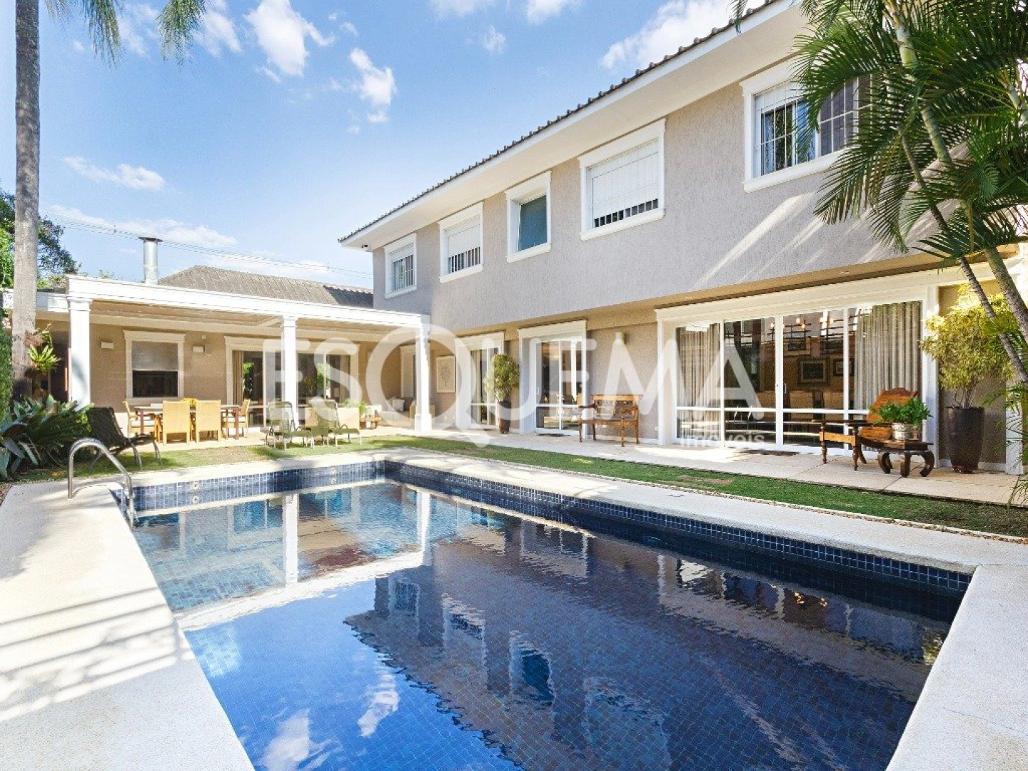 Casa com arquitetura atemporal, em rua tranquila e arborizada - Imagem 1