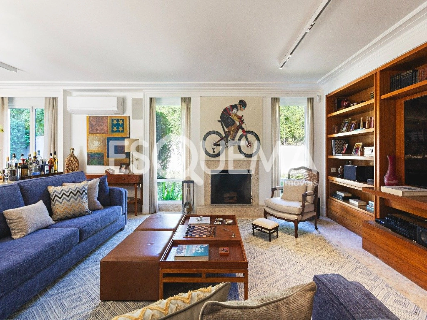 Casa com arquitetura atemporal, em rua tranquila e arborizada - Imagem 2