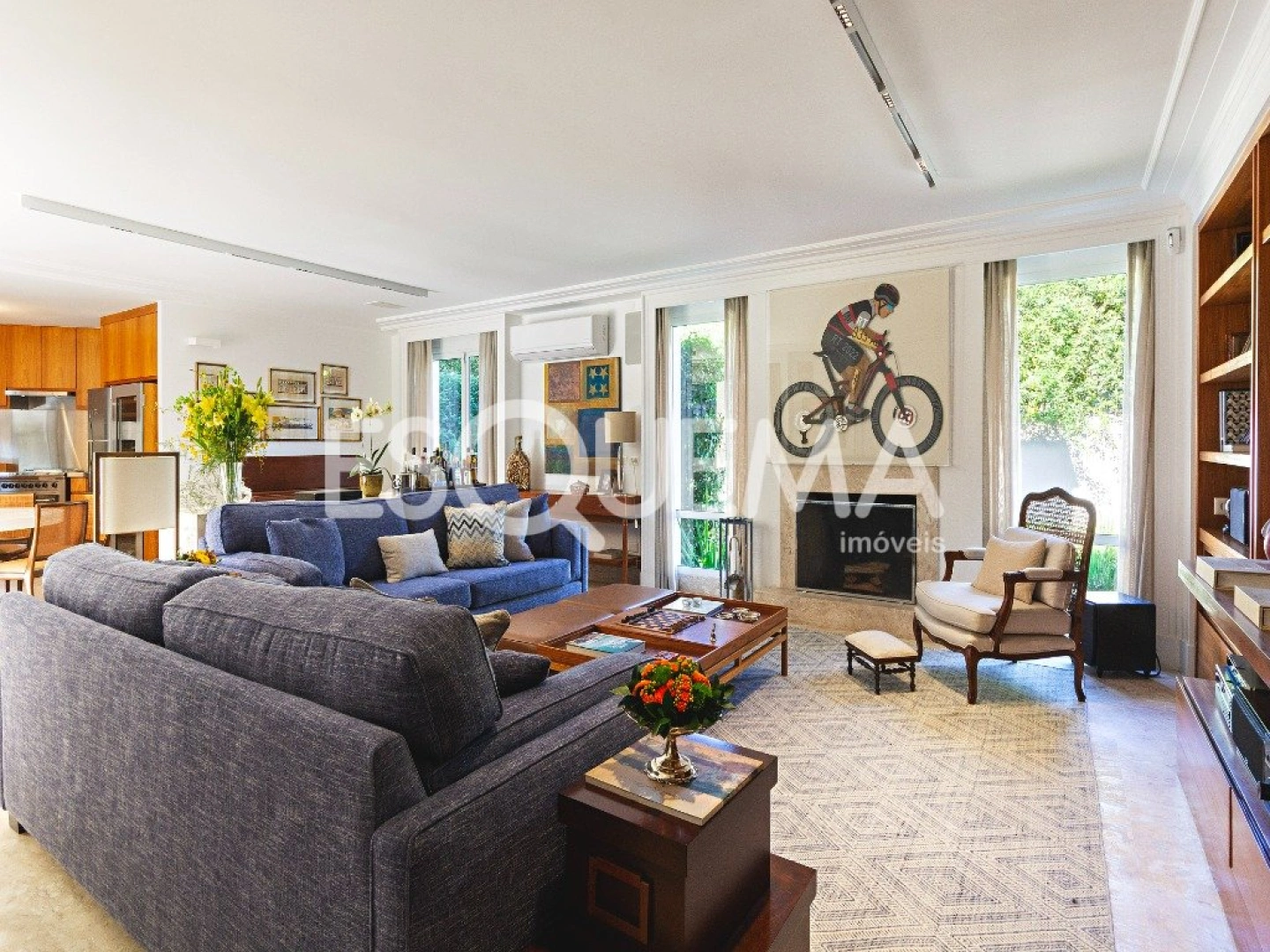 Casa com arquitetura atemporal, em rua tranquila e arborizada - Imagem 3