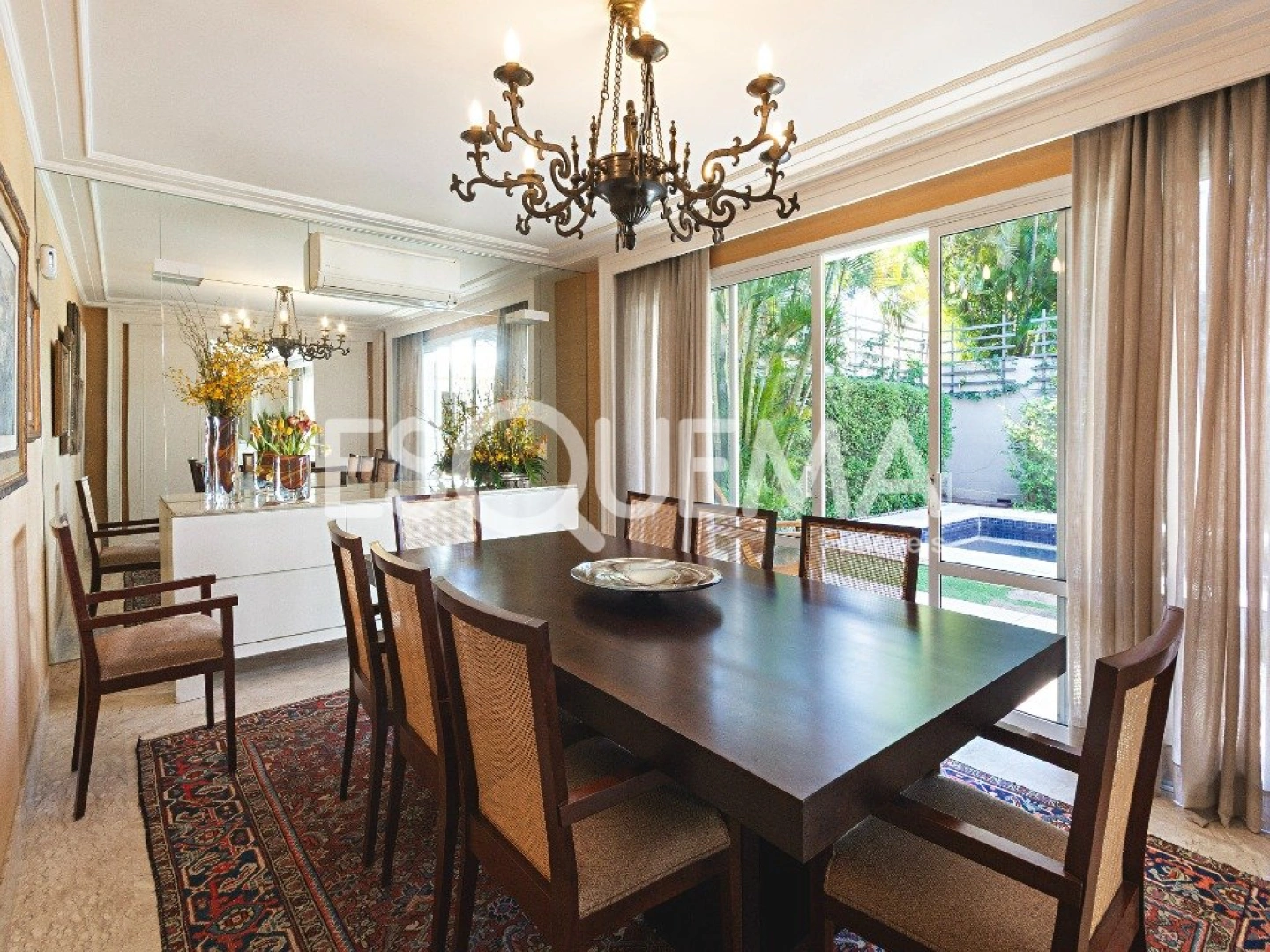 Casa com arquitetura atemporal, em rua tranquila e arborizada - Imagem 6