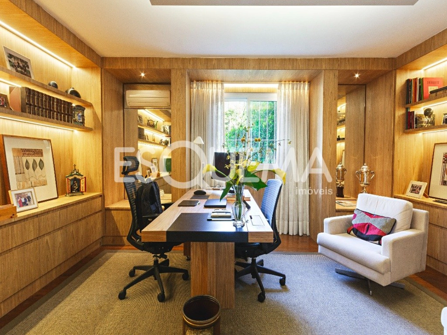 Casa com arquitetura atemporal, em rua tranquila e arborizada - Imagem 8