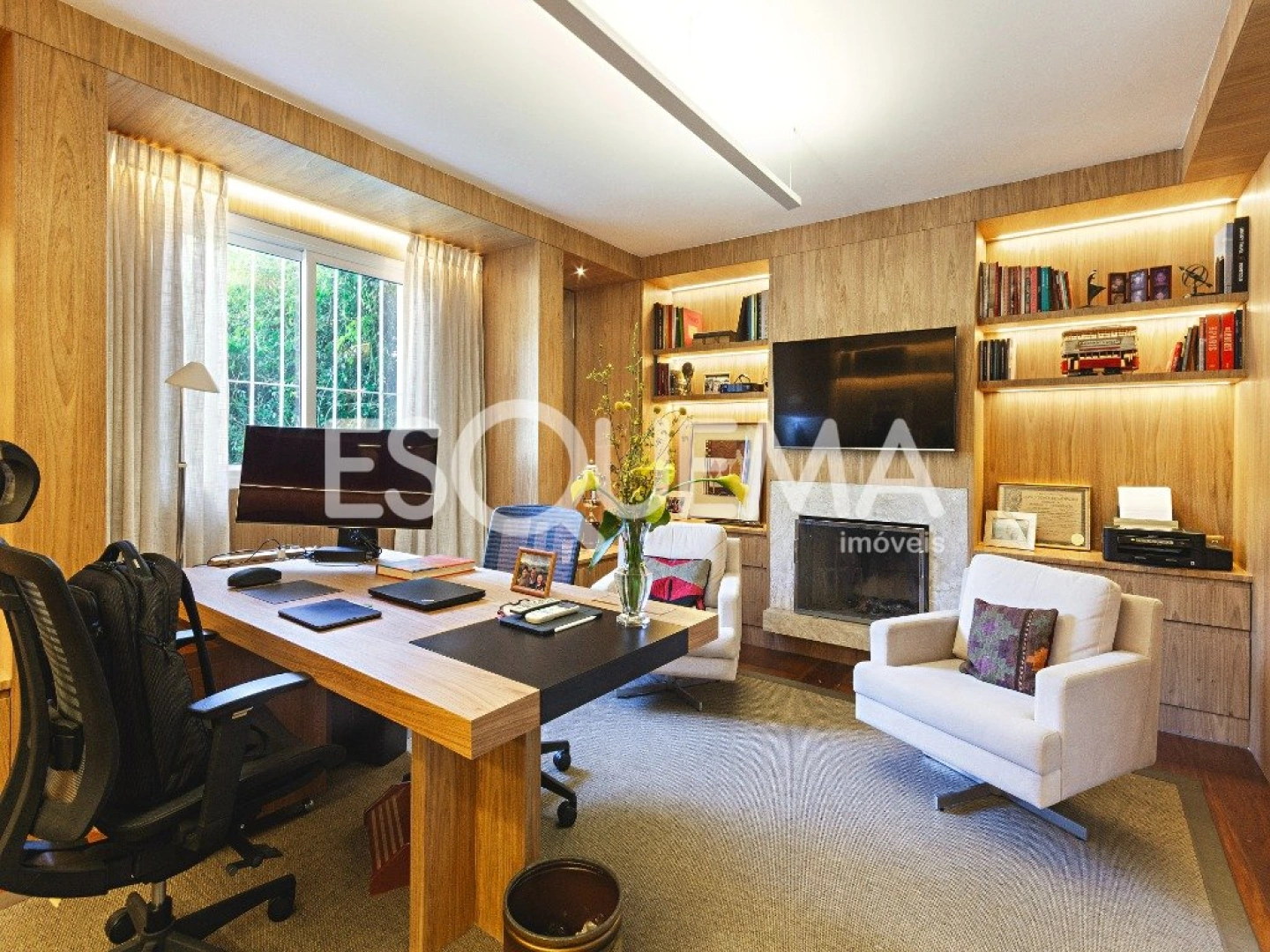 Casa com arquitetura atemporal, em rua tranquila e arborizada - Imagem 9