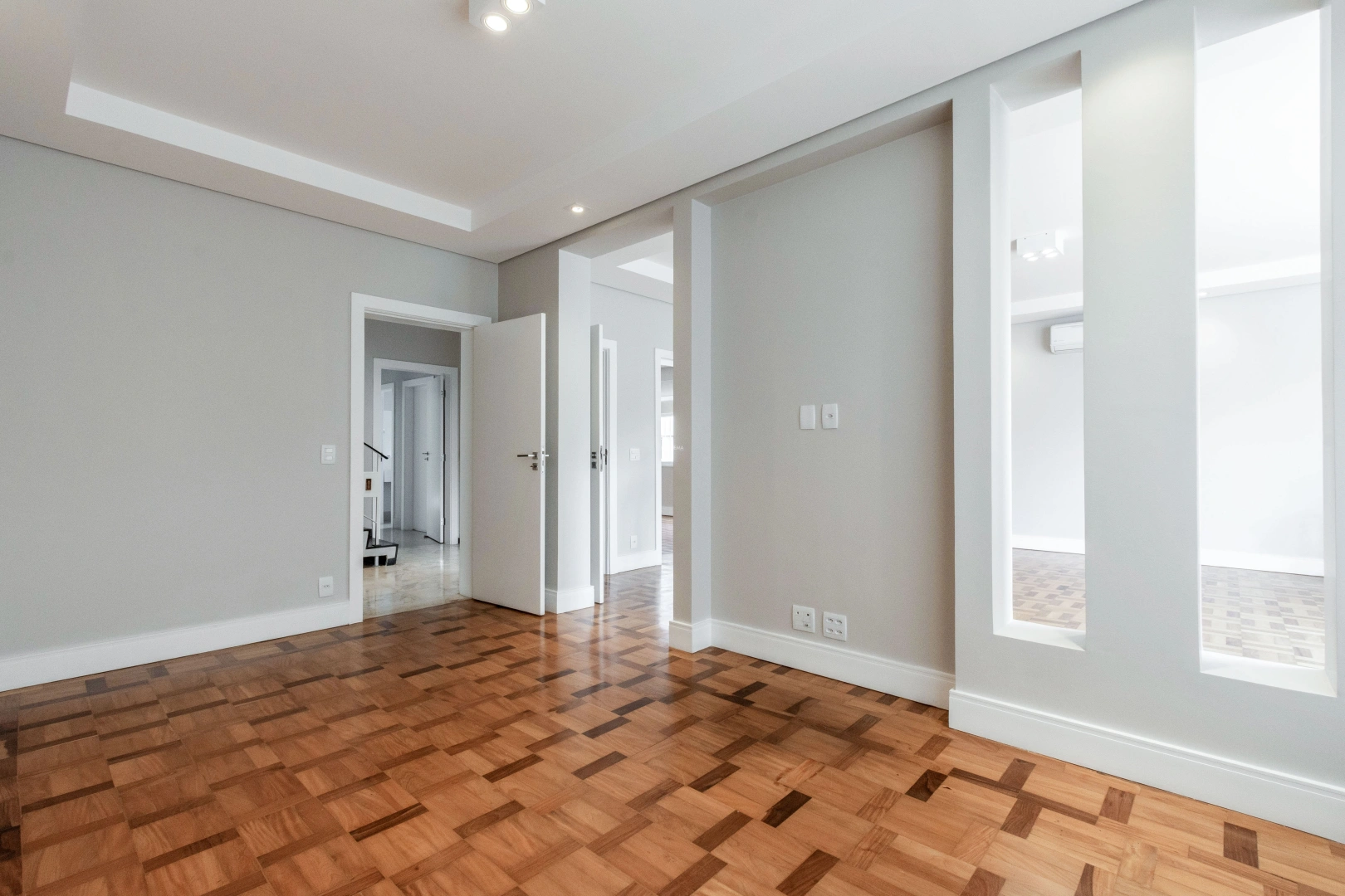 Casa totalmente reformada em localização privilegiada - Imagem 10