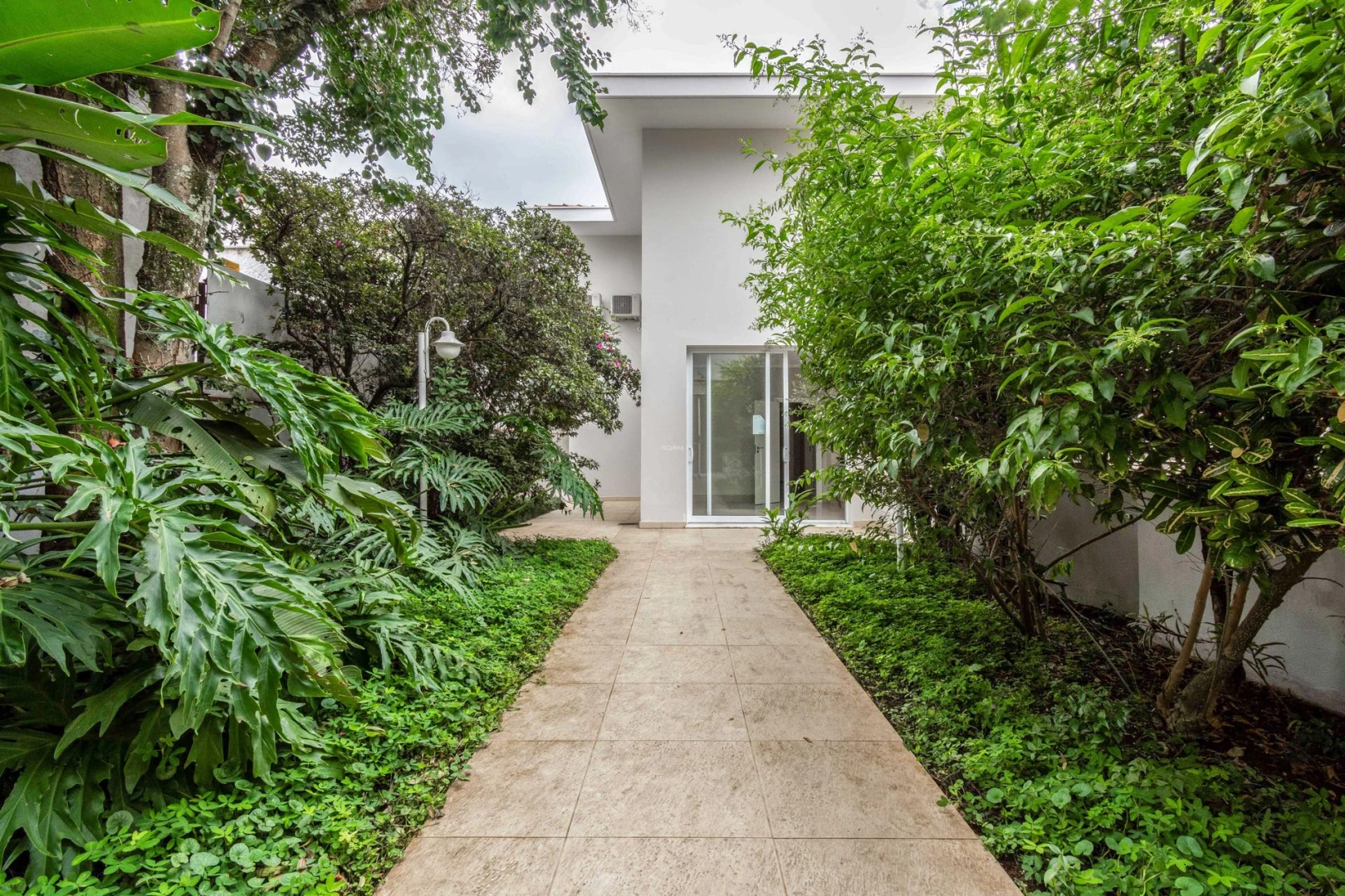 Casa totalmente reformada em localização privilegiada - Imagem 1
