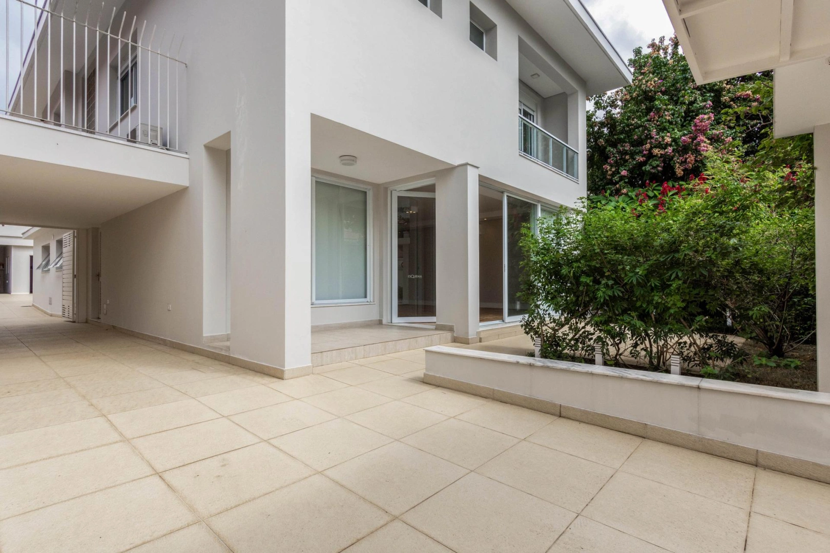 Casa totalmente reformada em localização privilegiada - Imagem 2