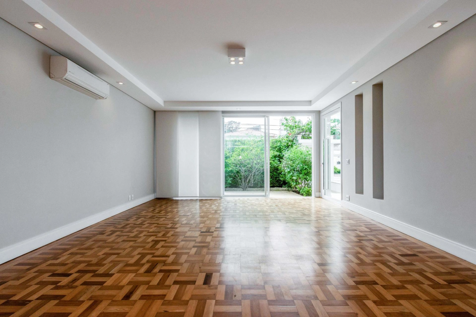 Casa totalmente reformada em localização privilegiada - Imagem 3