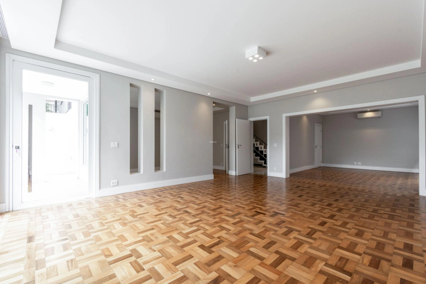 Casa totalmente reformada em localização privilegiada - Imagem 4