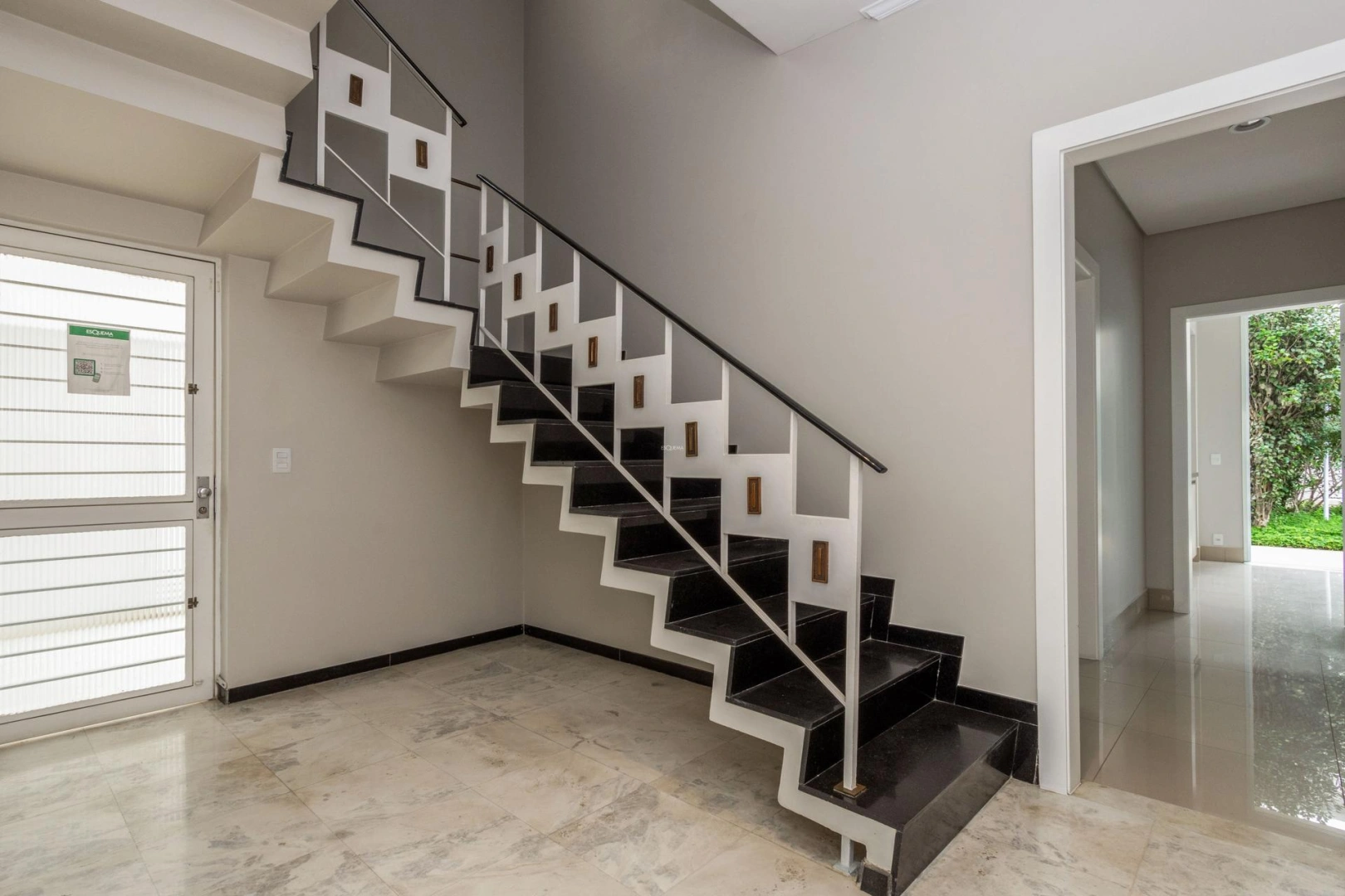 Casa totalmente reformada em localização privilegiada - Imagem 6