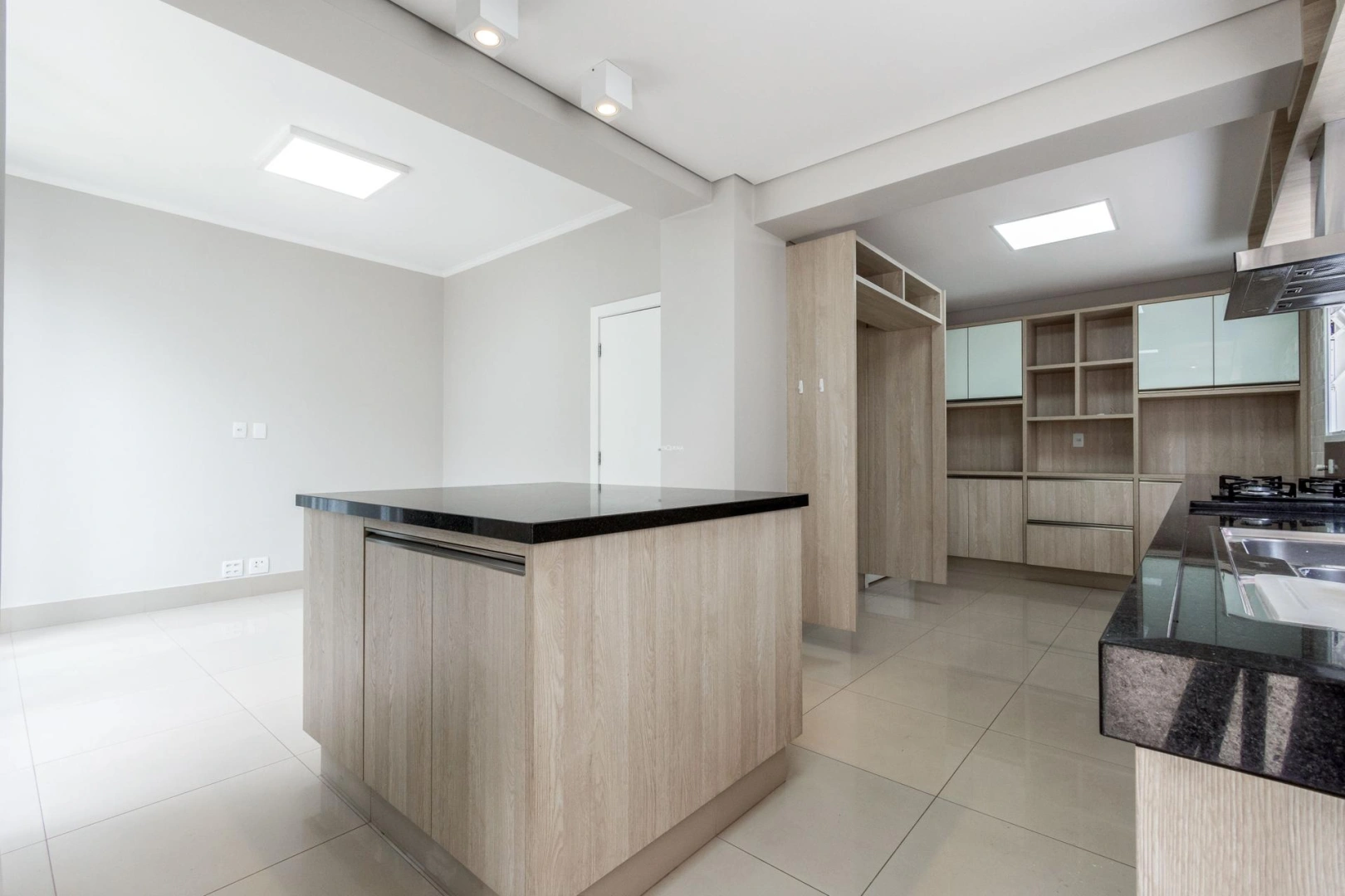 Casa totalmente reformada em localização privilegiada - Imagem 8