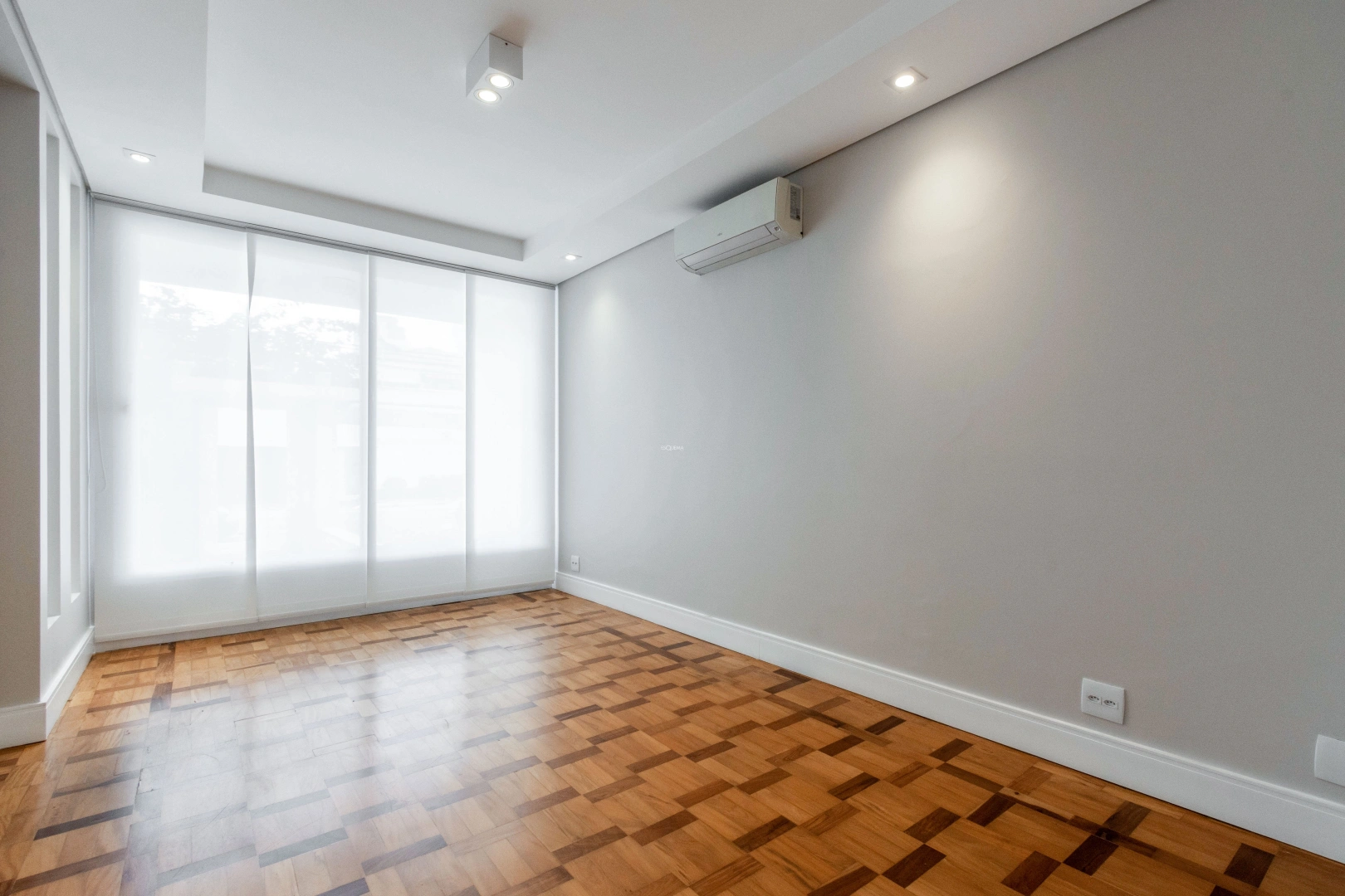 Casa totalmente reformada em localização privilegiada - Imagem 9
