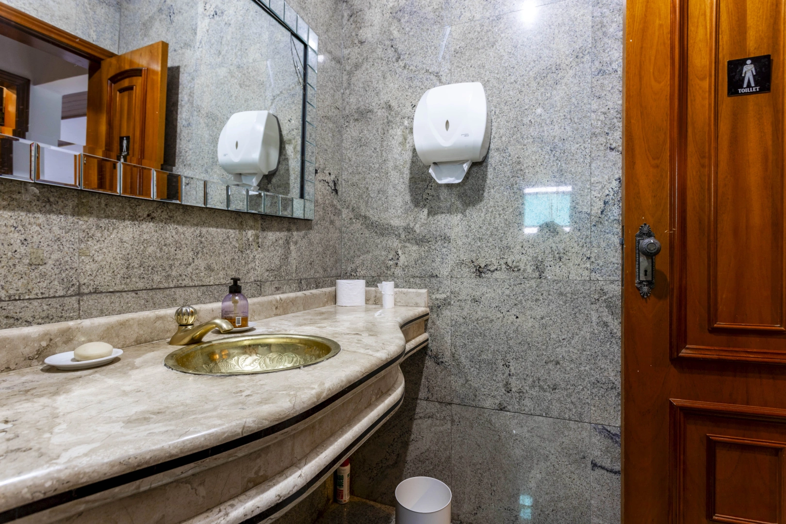 Casa comercial ampla na Cidade Jardim - Imagem 9