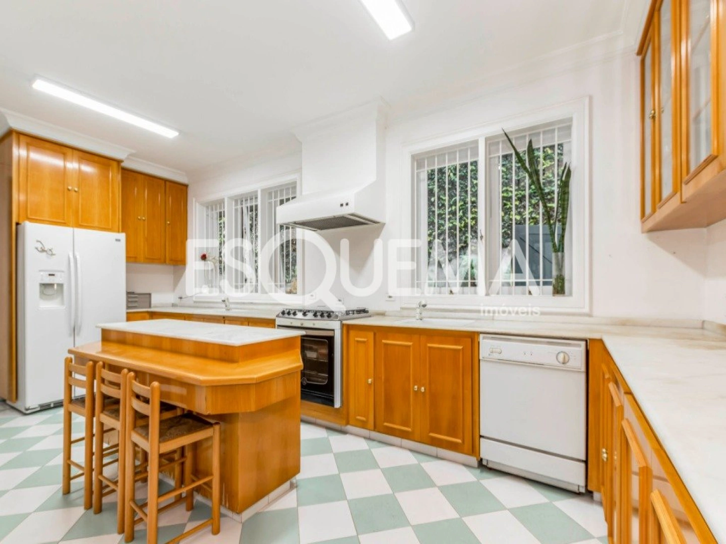 Casa com projeto de Marcos Tomanik, em rua fechada. - Imagem 14