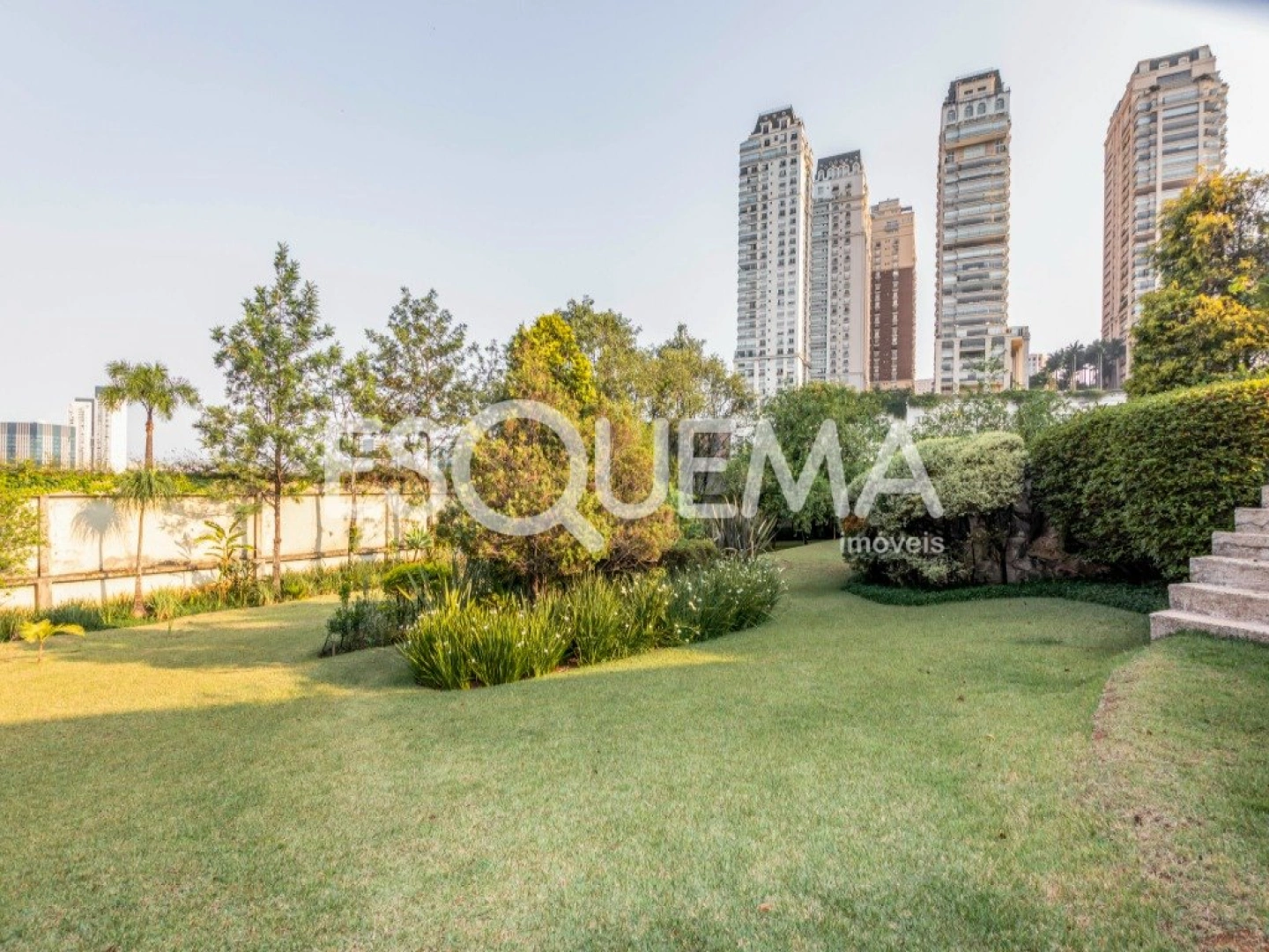Casa com projeto de Marcos Tomanik, em rua fechada. - Imagem 3