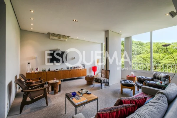 Apartamento reformado no Itaim, com vista aberta para o verde do Jardim Europa