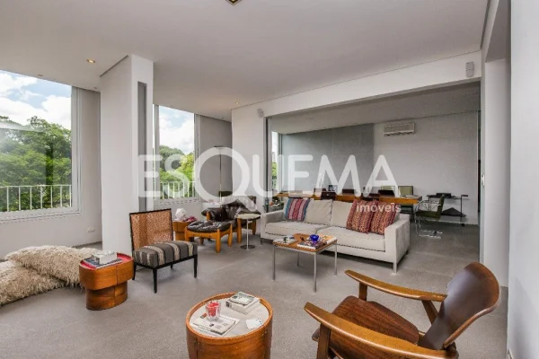 Apartamento reformado no Itaim, com vista aberta para o verde do Jardim Europa