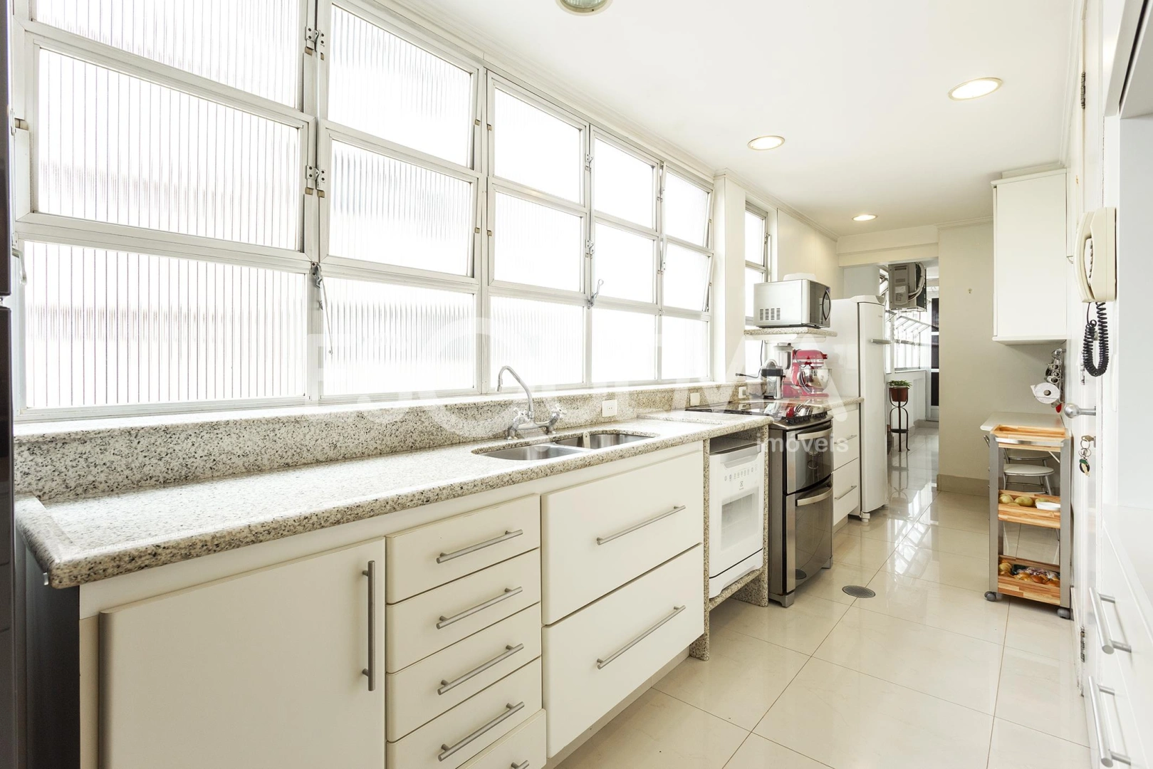 Apartamento em andar alto a passos da Praça Pereira Coutinho - Imagem 12