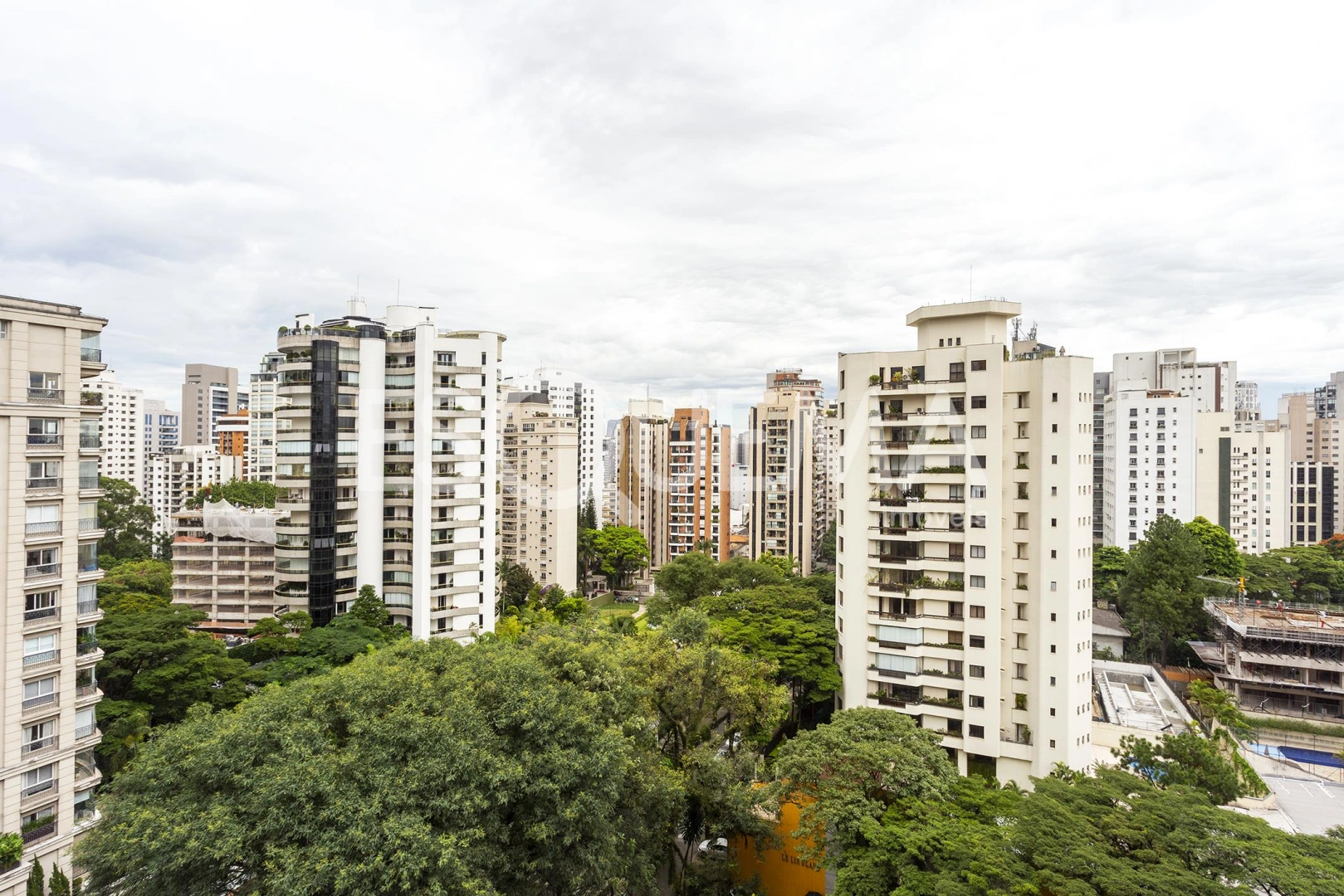 Apartamento em andar alto a passos da Praça Pereira Coutinho - Imagem 3