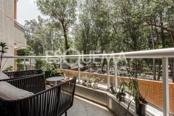 Apartamento reformado com vista para o verde na Vila Nova Conceição