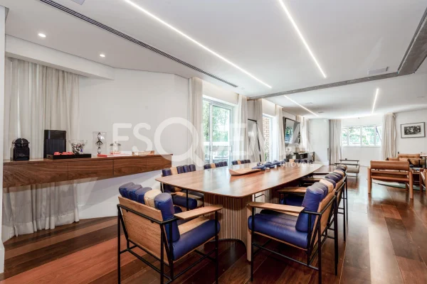 Apartamento reformado com vista para o verde na Vila Nova Conceição