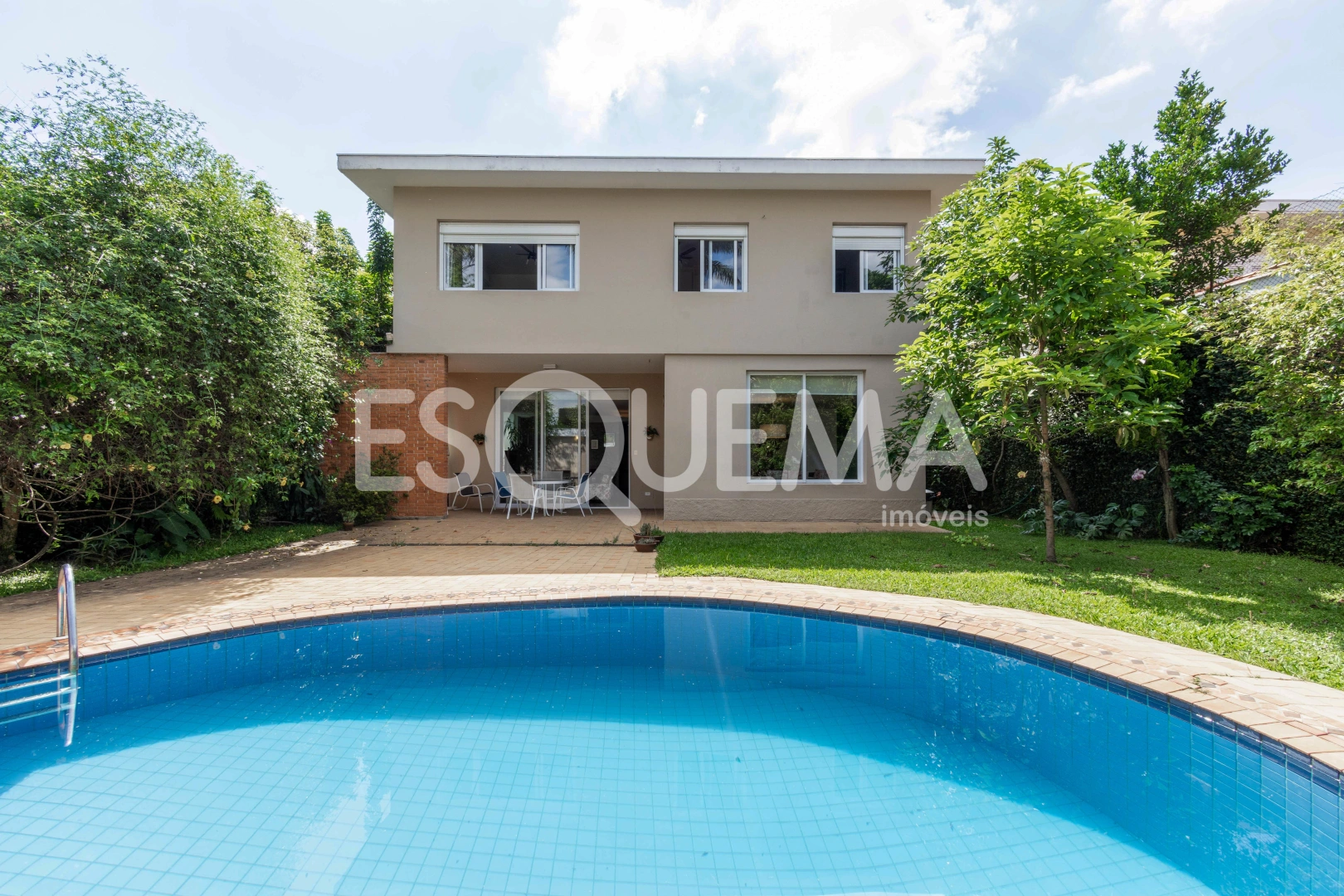 Casa com jardim em rua arborizada e com fácil acesso às principais vias da região - Imagem 1