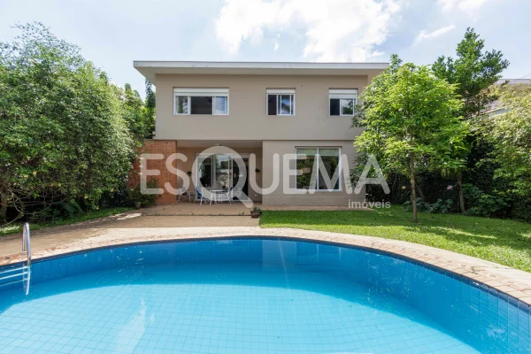 Casa com jardim em rua arborizada e com fácil acesso às principais vias da região