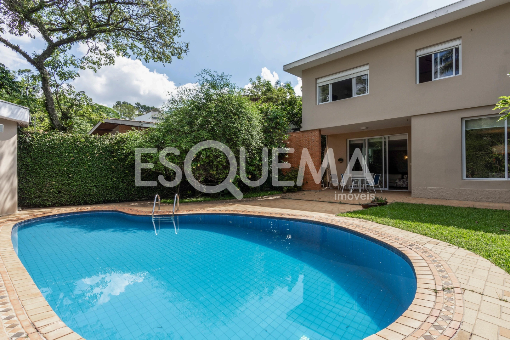 Casa com jardim em rua arborizada e com fácil acesso às principais vias da região - Imagem 2
