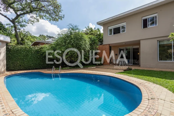 Casa com jardim em rua arborizada e com fácil acesso às principais vias da região
