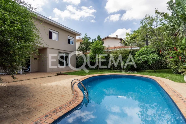 Casa com jardim em rua arborizada e com fácil acesso às principais vias da região