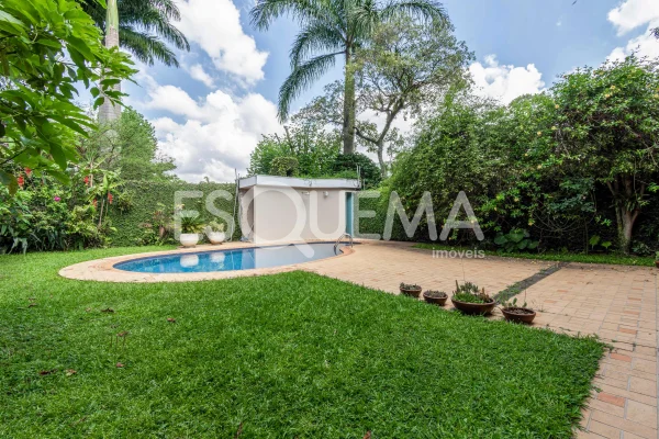 Casa com jardim em rua arborizada e com fácil acesso às principais vias da região