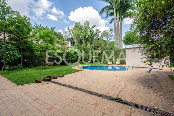 Casa com jardim em rua arborizada e com fácil acesso às principais vias da região