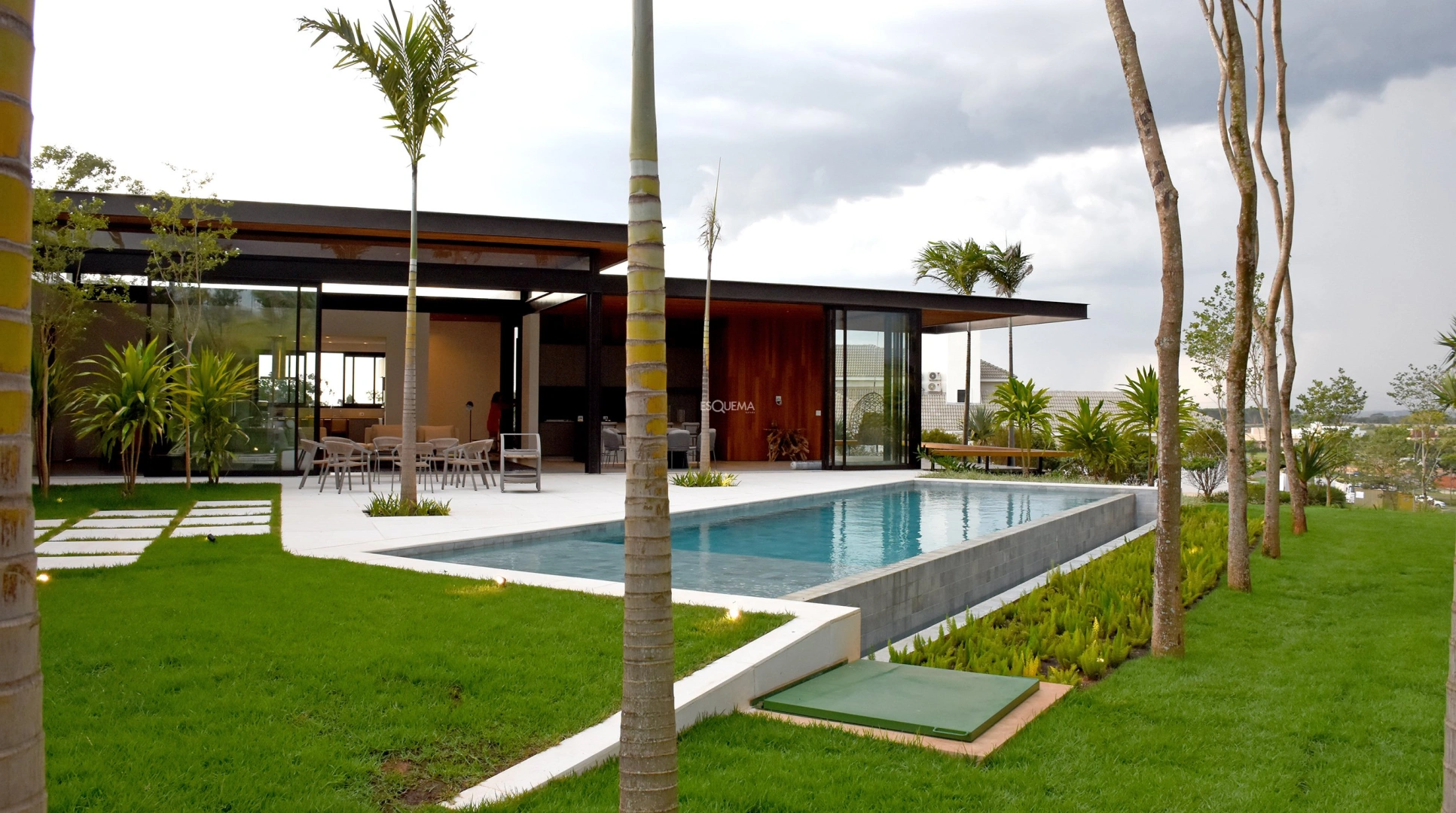 Casa em estilo contemporâneo projetada por Cristiano Ribeiro - Imagem 1