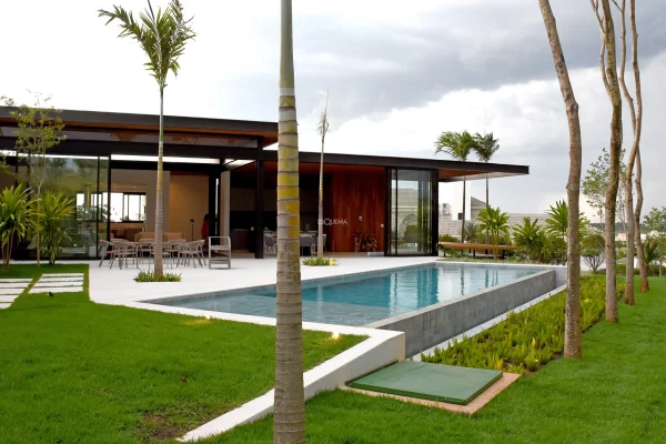 Casa em estilo contemporâneo projetada por Cristiano Ribeiro