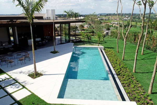 Casa em estilo contemporâneo projetada por Cristiano Ribeiro