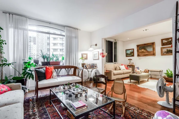 Apartamento reformado, localizado próximo ao conforto da região