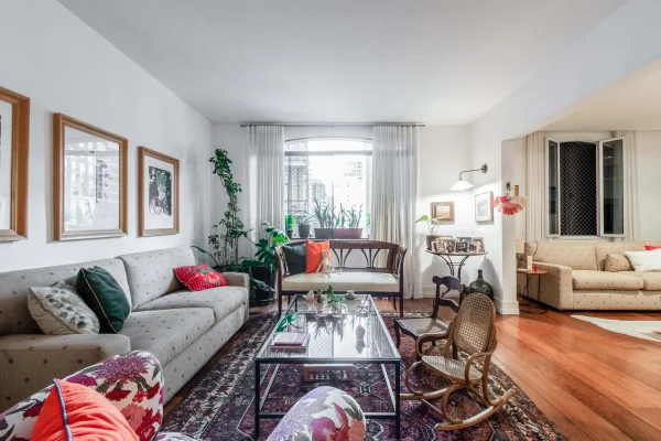 Apartamento reformado, localizado próximo ao conforto da região