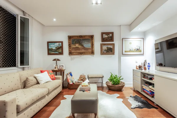 Apartamento reformado, localizado próximo ao conforto da região